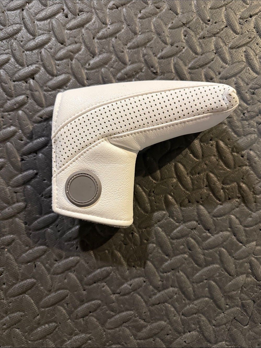White Blade Putter Cover with Magnetic Ball Marker Holder